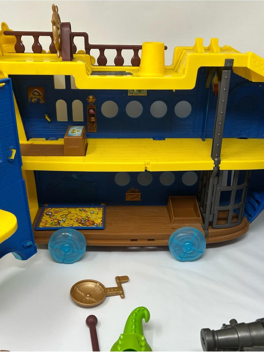Disney Jake & the Neverland Pirates Colossus ship and accessories